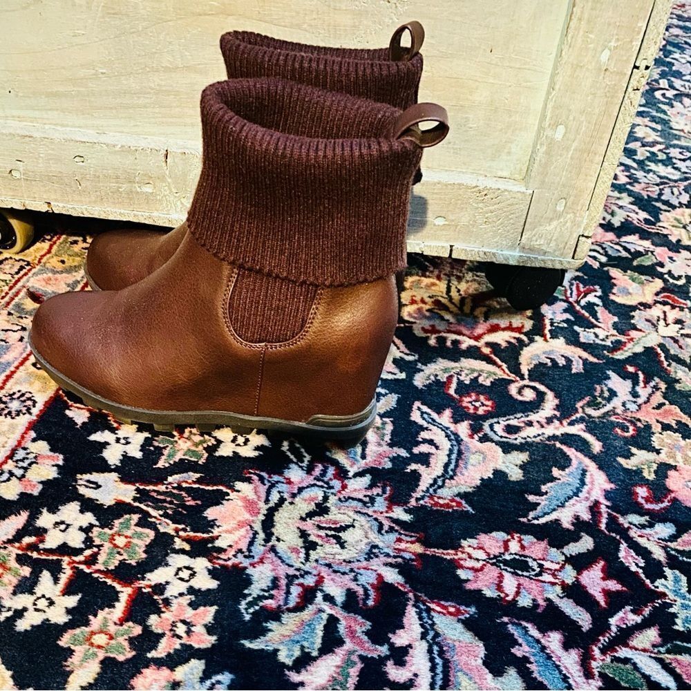 Adorable booties by Yellow Box in size 71/2 - Picture 2 of 5
